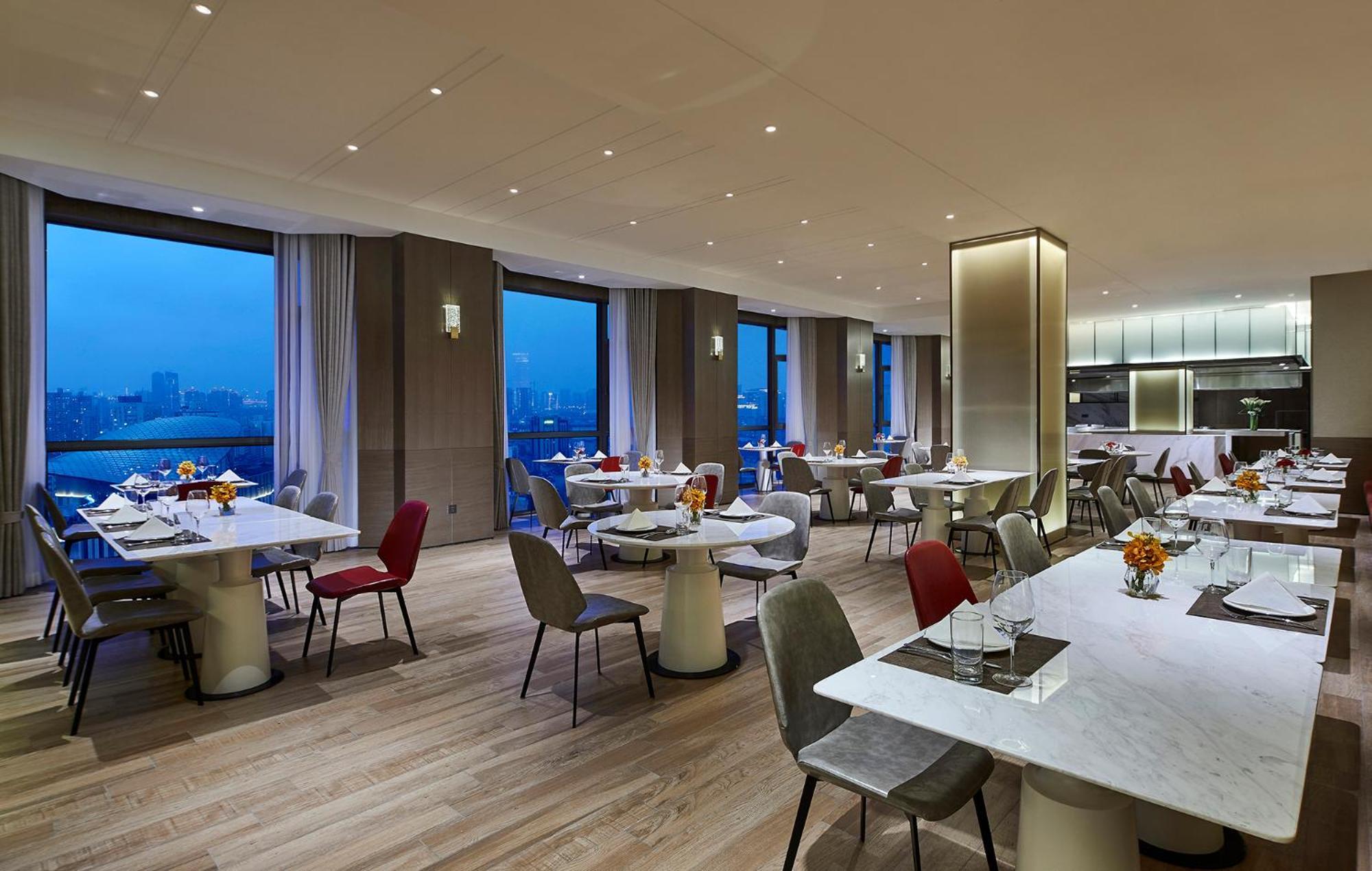 Holiday Inn Shanghai Huaxia By Ihg - Overlooking City Scenery At Sky View Restaurant Экстерьер фото